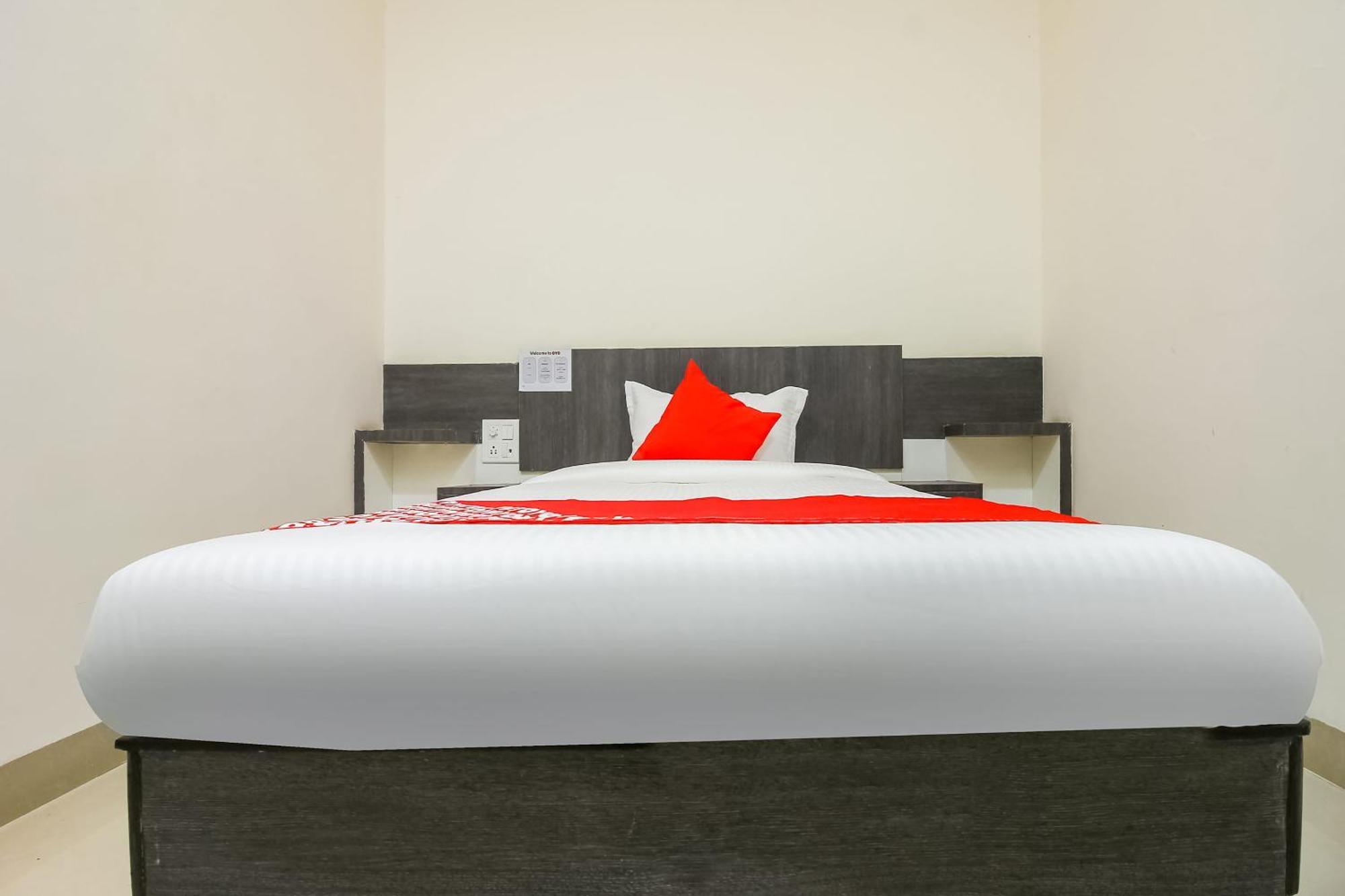 Hotel O Unique Inn Dhule Esterno foto