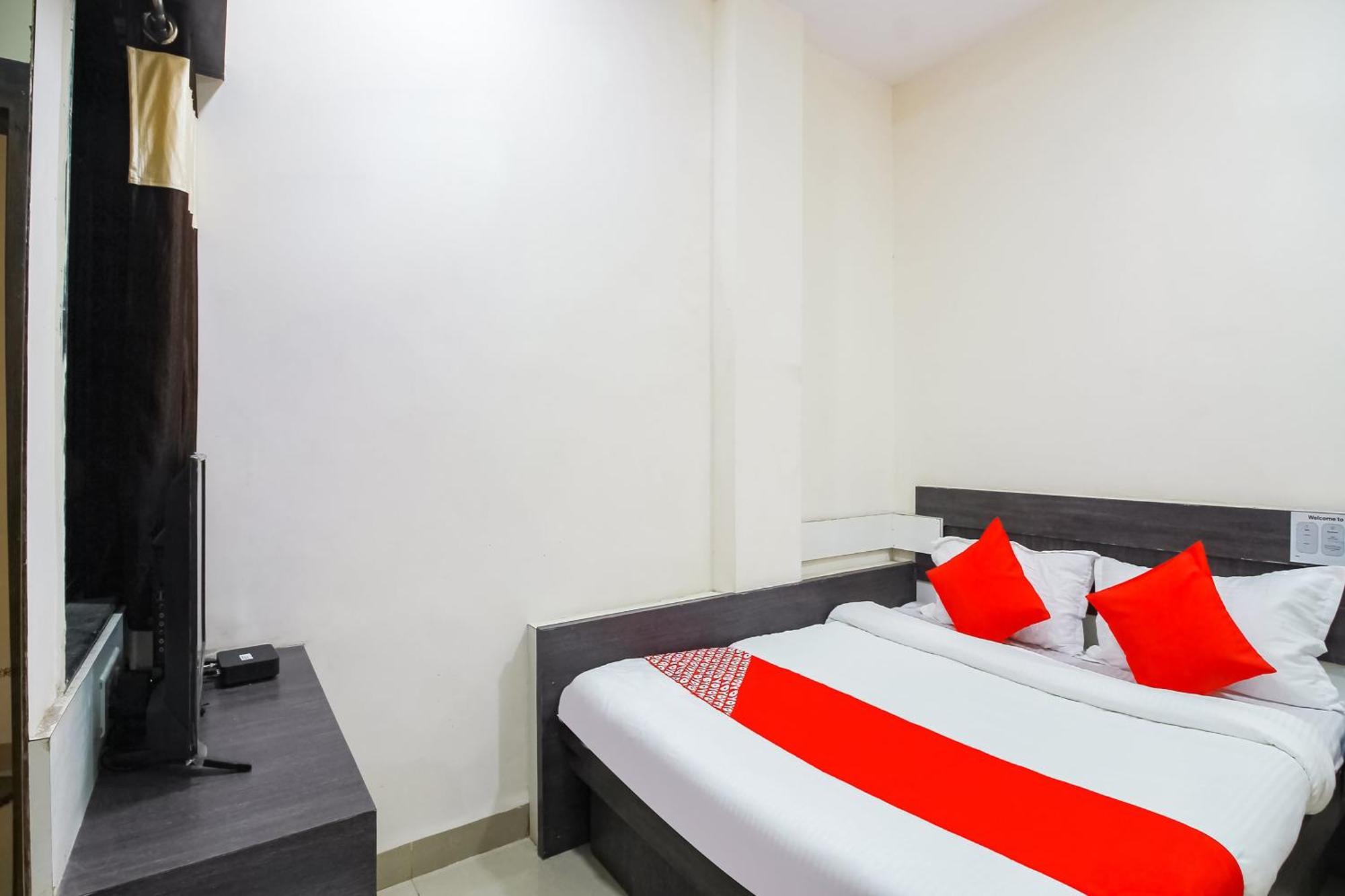 Hotel O Unique Inn Dhule Esterno foto