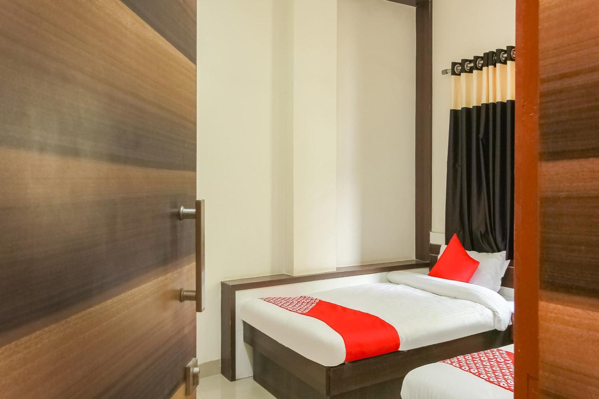 Hotel O Unique Inn Dhule Esterno foto