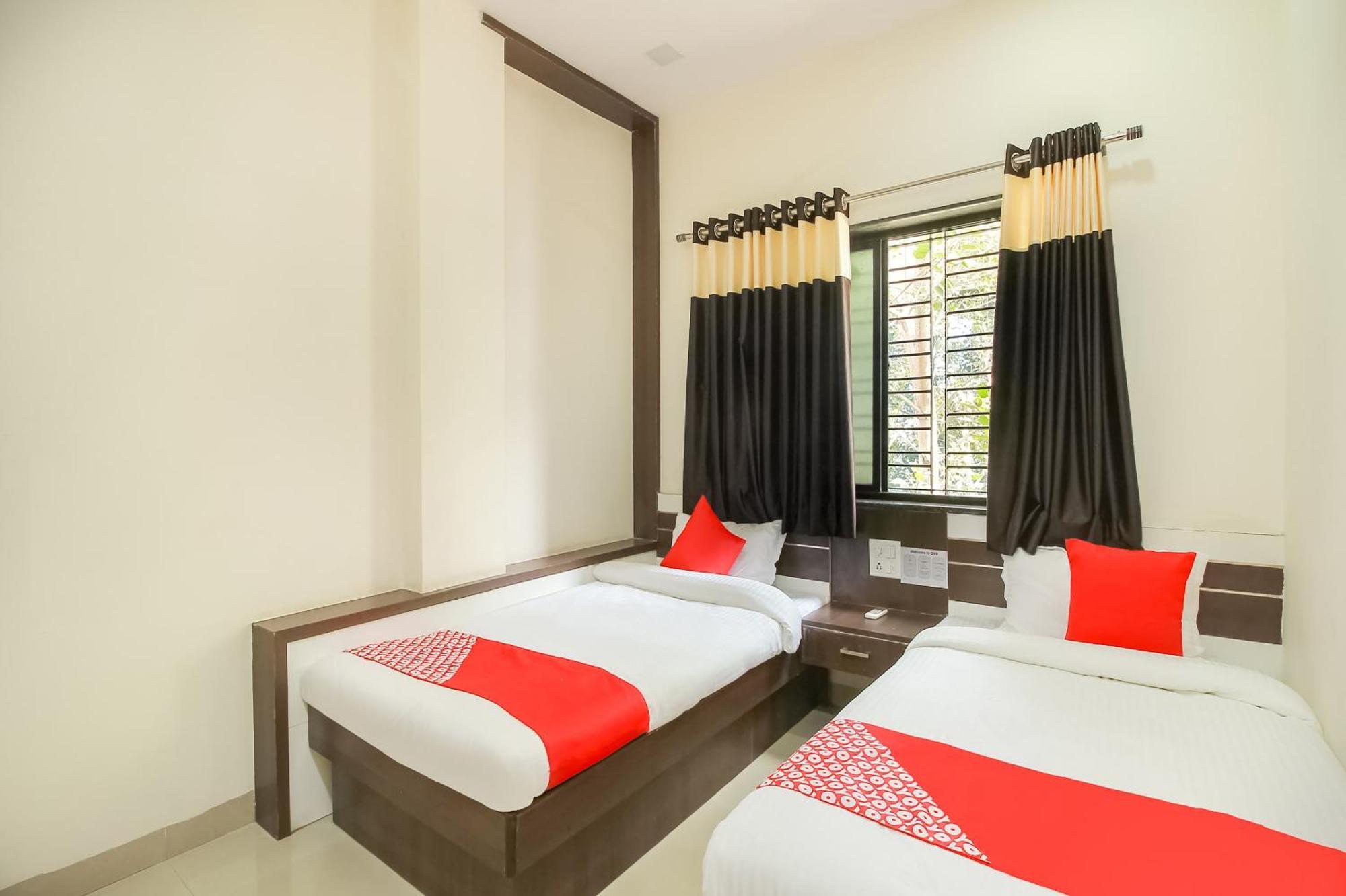 Hotel O Unique Inn Dhule Esterno foto