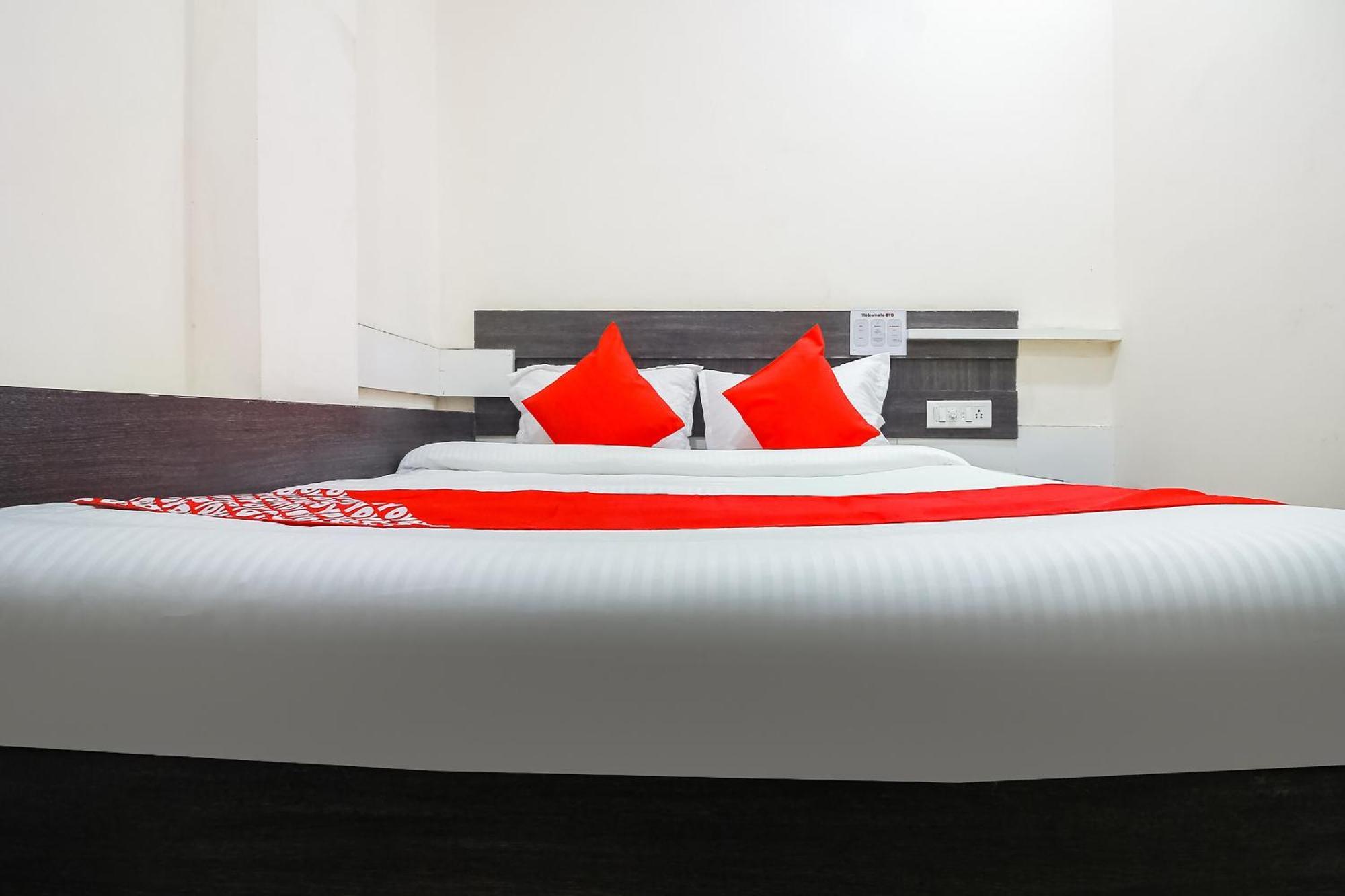 Hotel O Unique Inn Dhule Esterno foto