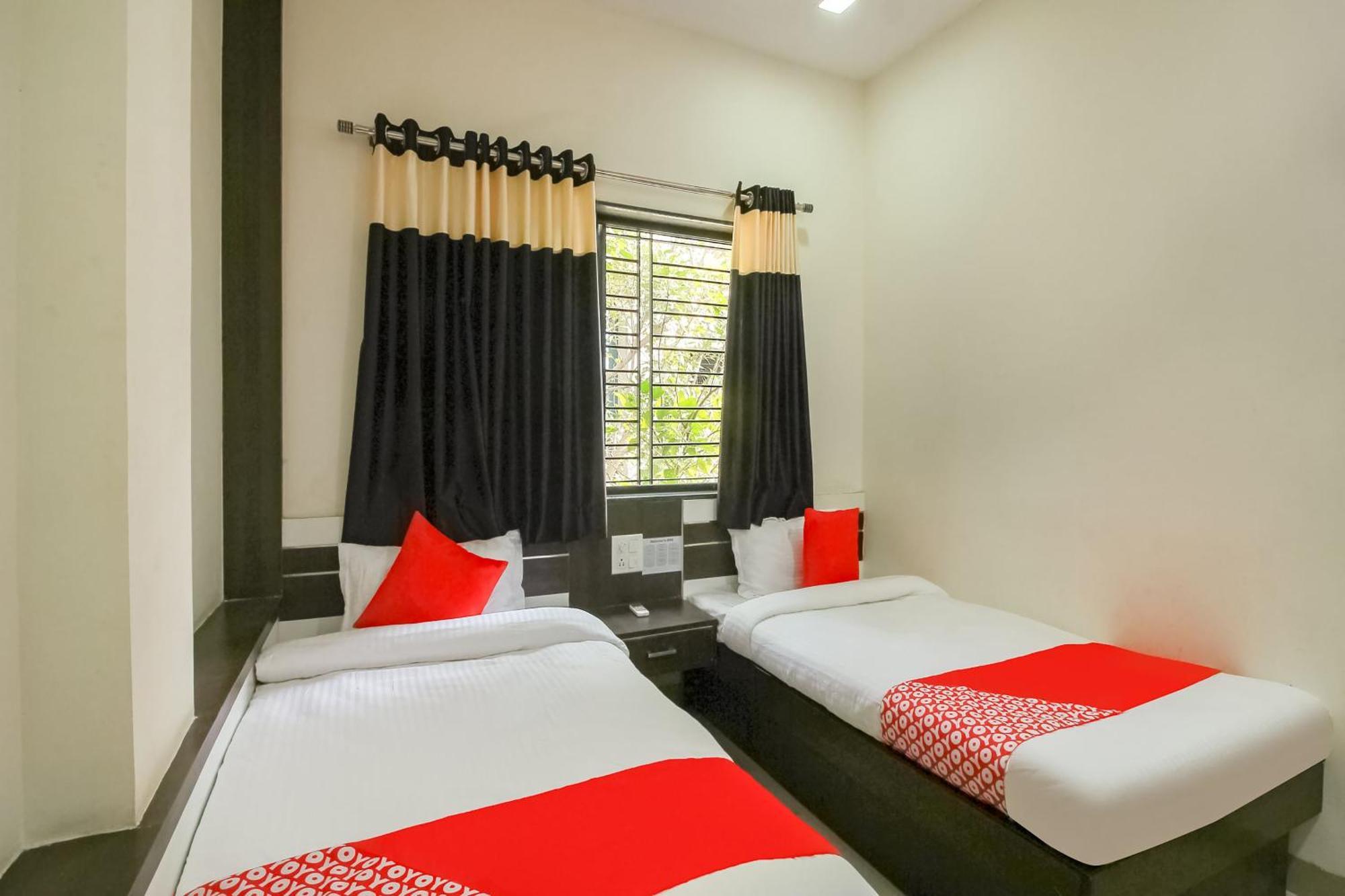 Hotel O Unique Inn Dhule Esterno foto