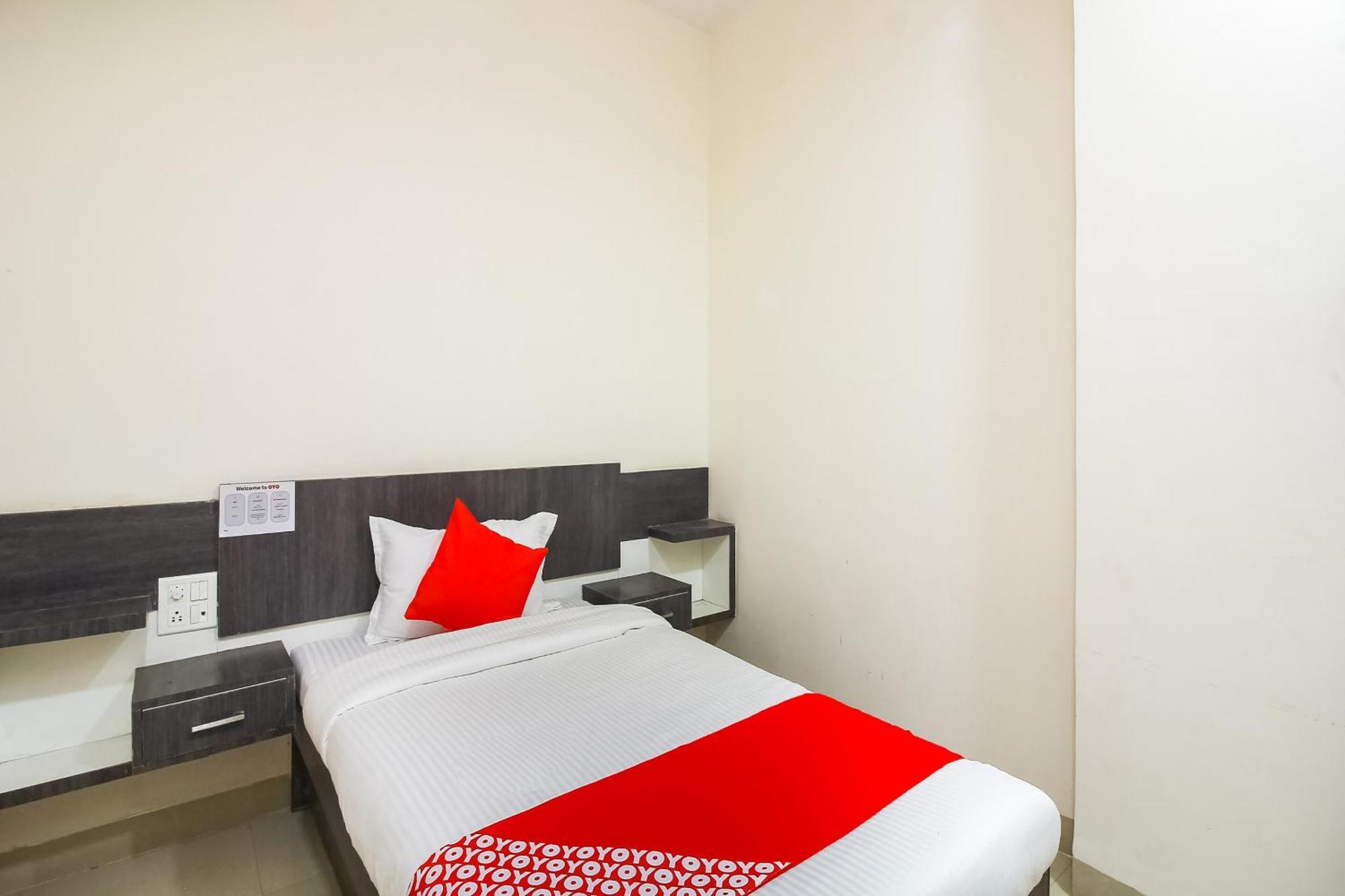Hotel O Unique Inn Dhule Esterno foto